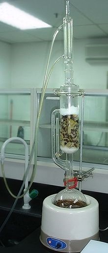 دستگاه سوکسله برای استخراج چربی از یک ماده جامد